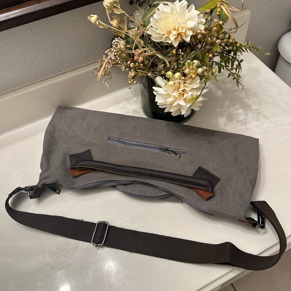 New Threaded Pear Canvas Tote Nag weekend Getaway Carry on with Multiple Pockets - Picture 8 of 9